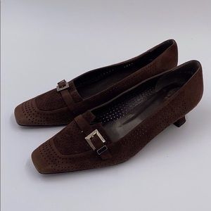 Stuart Weitzman brown suede heels size 7.5 B3
